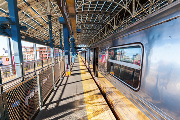 oberirdische Subway in Manhattan, New York City