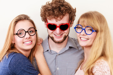 Obraz premium Happy friends man and women in glasses.