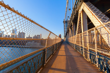 Fußgängerweg auf der Manhattan Bridge in New York City