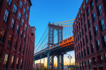 Obraz premium Widok na Manhattan Bridge z Brooklynu w Nowym Jorku, o zachodzie słońca