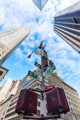 Fototapeta premium Hochhäuser in Manhattan, New York City, in der Froschperspektive