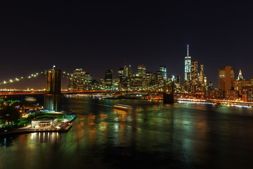 Fototapeta na wymiar Skyline von Lower Manhattan, New York City, bei Nacht