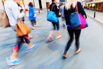 Gruppe von sportlichen Frauen in der Stadt in Bewegungsunsch&auml;rfe