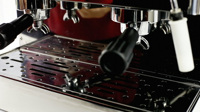 Coffee machine four cups prepare