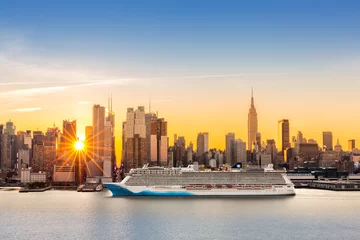 Poster New York City skyline bij zonsopgang, gezien vanaf Weehawken, langs de 42nd street canyon. Een groot cruiseschip vaart de Hudson rivier op, terwijl de zonnestralen tussen de wolkenkrabbers barsten. © mandritoiu