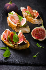 bruschetta with  figs, prosciutto and arugula