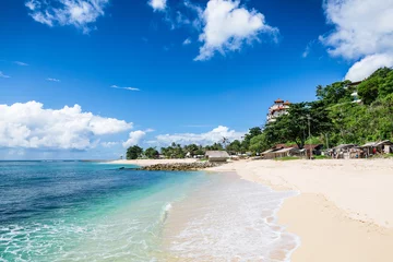Foto auf Glas Tropischer Strand mit weißem Sand in Bali © artifirsov