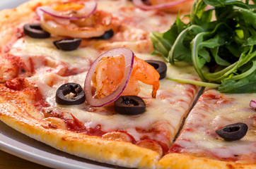 Пицца с креветками