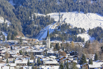 Blick auf Oberstdorf und die Schattenbergschanze