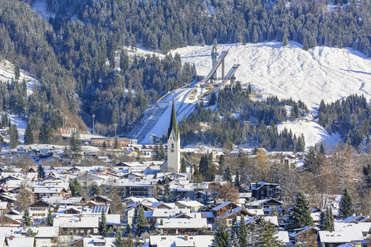 Blick auf Oberstdorf und die Schattenbergschanze