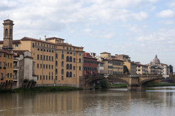 Fototapeta na wymiar Río Arno a su paso por la ciudad de Florencia, Italia