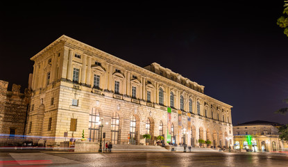 Fototapeta na wymiar Palazzo della Grande Guardia at night - Verona