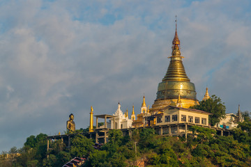 Obraz premium Sagaing temples in the morning