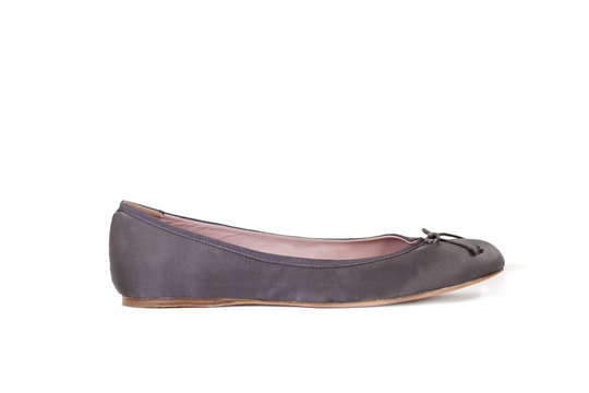 Zapatos Bailarinas de mujer sobre fondo blanco aislado. Vista de perfil. Copy space