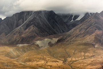 Landschap Scène langs de Karakoram Highway die China (provincie Xinjiang) verbindt met Pakistan via de Kunjerab-pas