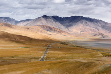 De weg langs de Karakoram Highway die China (provincie Xinjiang) met Pakistan verbindt via de Kunjerab-pas