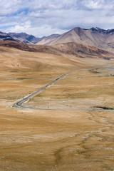Obraz premium The Road along the Karakoram Highway that link China (Xinjiang province) with Pakistan via the Kunjerab pass