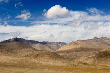 Obraz premium Góra wzdłuż autostrady Karakoram łączącej Chiny (prowincja Xinjiang) z Pakistanem przez przełęcz Kunjerab