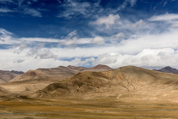 Fototapeta na wymiar Mountain along the Karakoram Highway that link China (Xinjiang province) with Pakistan via the Kunjerab pass.