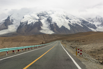 De weg langs de Karakoram Highway die China (provincie Xinjiang) met Pakistan verbindt via de Kunjerab-pas.