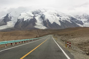 Foto op geborsteld aluminium K2 De weg langs de Karakoram Highway die China (provincie Xinjiang) met Pakistan verbindt via de Kunjerab-pas.