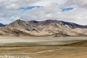 Naklejka premium Góra wzdłuż autostrady Karakoram łączącej Chiny (prowincja Xinjiang) z Pakistanem przez przełęcz Kunjerab.