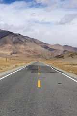 Naklejka premium The road along the Karakoram Highway that link China (Xinjiang province) with Pakistan via the Kunjerab pass.