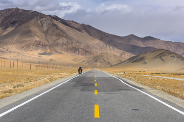 Obraz premium The road along the Karakoram Highway that link China (Xinjiang province) with Pakistan via the Kunjerab pass.