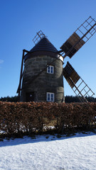 Holl&auml;nderm&uuml;hle/Eine Holl&auml;nderm&uuml;hle vor blauem Himmel im Winter, historisches Wahrzeichen eines Dorfes in Sachsen, Deutschland