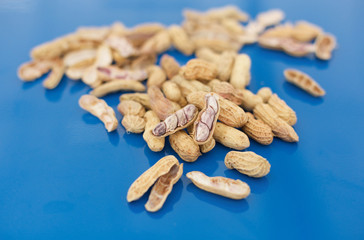 Half open penut on pile of penuts