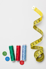 Näherei Zubehör und Werkzeug, isoliert auf weissem Hintergrund