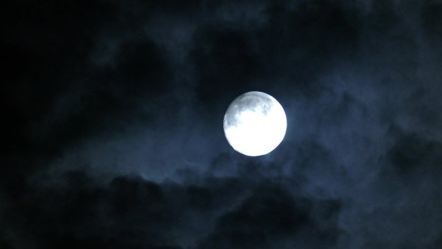 timelapse with full moon moving between clouds, 4k
