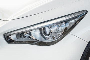 白い車のヘッドライト　 Headlight of the white car © norikko