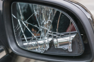 Zebrochener Autoseitenspiegel              Broken car side mirro