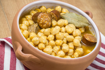 Cocinando garbanzos con chorizo