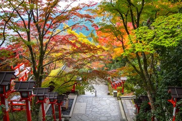 Naklejka premium Sanktuarium Kurama w Kioto jesienią