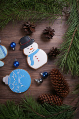 Новогодние пряники на деревянном столе