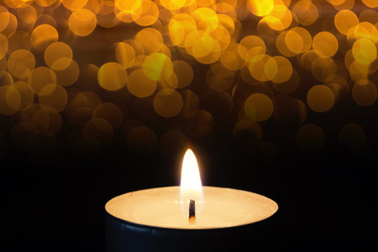 Brennende Teelichter mit Bokeh