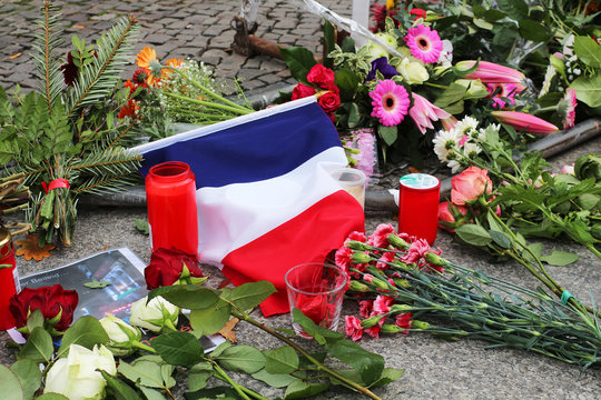 hommage aux victimes fran&ccedil;aises