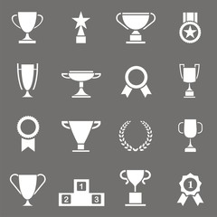 Conjunto de iconos de trofeos, premios, condecoraciones y medallas sobre fondo oscuro © imaagio.stock