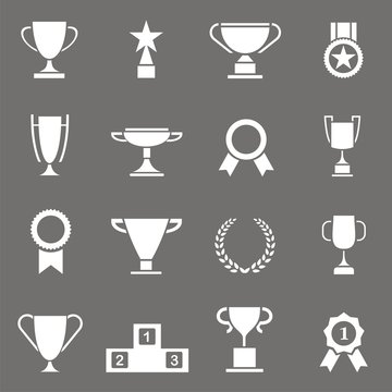 Conjunto de iconos de trofeos, premios, condecoraciones y medallas sobre fondo oscuro