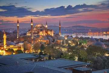 Zelfklevend Fotobehang Turkije Istanbul. Afbeelding van de Hagia Sophia in Istanbul, Turkije tijdens zonsopgang.