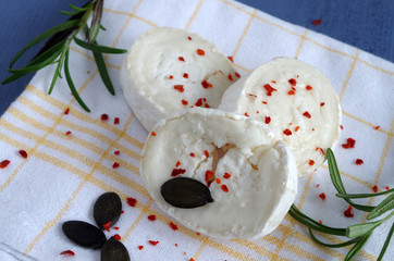 ziegenkäse mit rosmarin