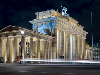 Obraz premium Amazing view of the Brandenburger Tor with car lights - 4