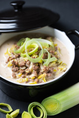 Vegane Lauchcremesuppe mit Sojaschnetzeln