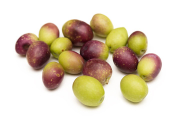 Olive fresche su fondo bianco