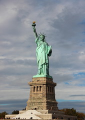 Obraz premium Statue of Liberty with Clouds Vertical Front View