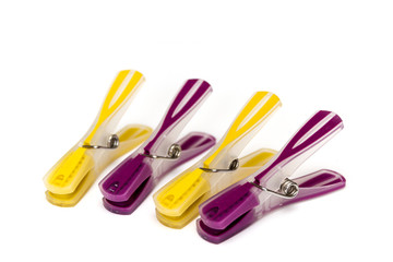 Wäscheklammern auf weißem Hintergrund