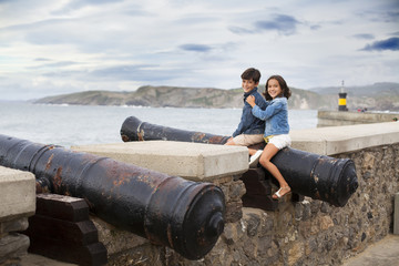 Niños subidos en cañón del puerto