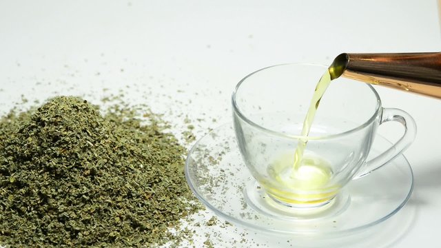 Zistrose, trockene Droge und Tee 
